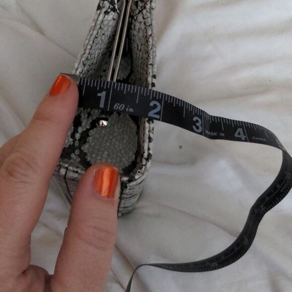 Small‎ Nine West faux snakeskin clutch - Picture 9 of 9